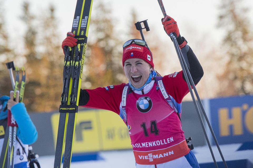 Slovenská biatlonistka Anastasia Kuzminová sa teší po víťazstve v šprinte žien na 7,5 km.