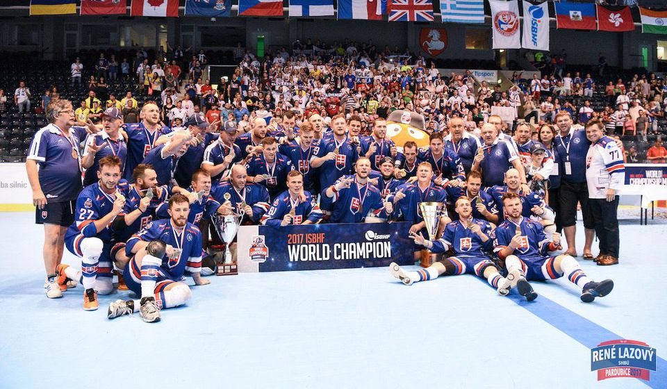 Hokejbalisti Slovenska oslavujú víťazstvo na MS