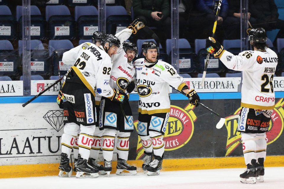 Slovenský hokejový útočník Michal Krištof sa teší so svojimi spoluhráčmi z Kärpät Oulu.