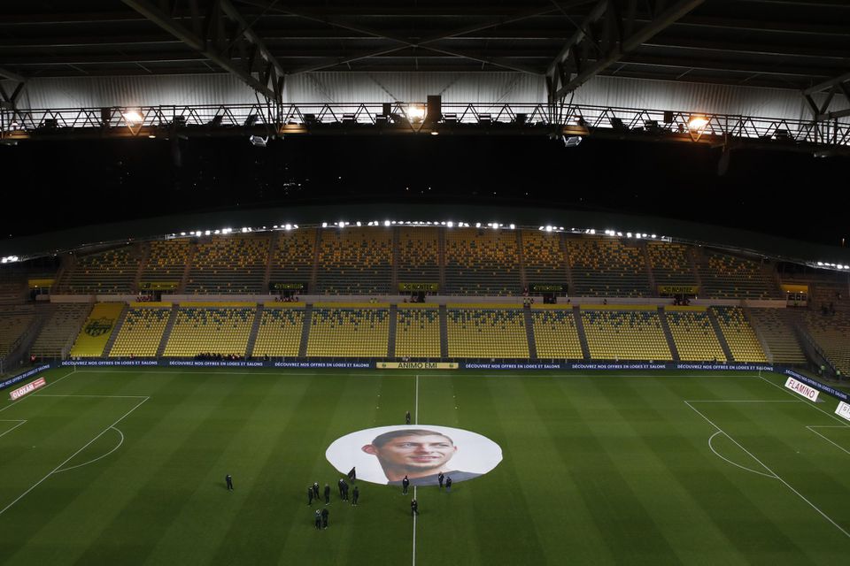 Veľký transparent s portrétom nezvestného argentínskeho útočníka Emiliana Salu na ihrisku pred zápasom 21. kola francúzskej futbalovej Ligue 1 vo futbale FC Nantes - AS Saint-Étienne.