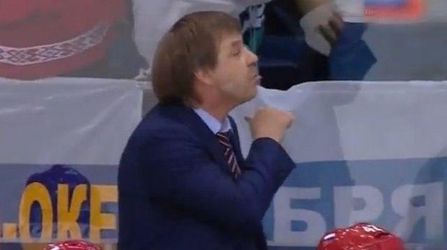Video: Ruský tréner ukázal, že podreže krk švédskemu asistentovi