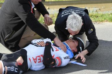 Vážna nehoda na Paríž - Nice odstavila dvoch jazdcov. Známy cyklista zostal v bezvedomí