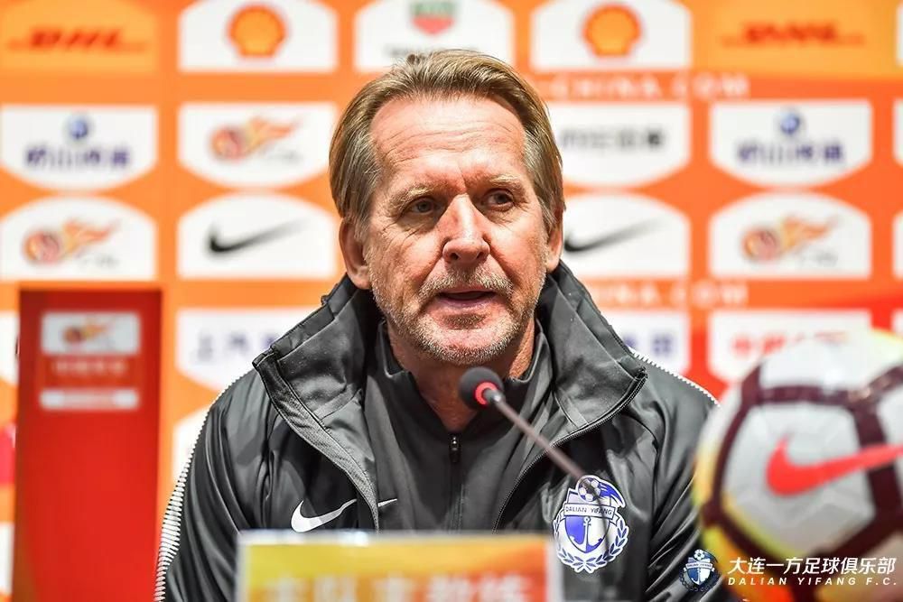 tréner FC Dalian Yifang Bernd Schuster