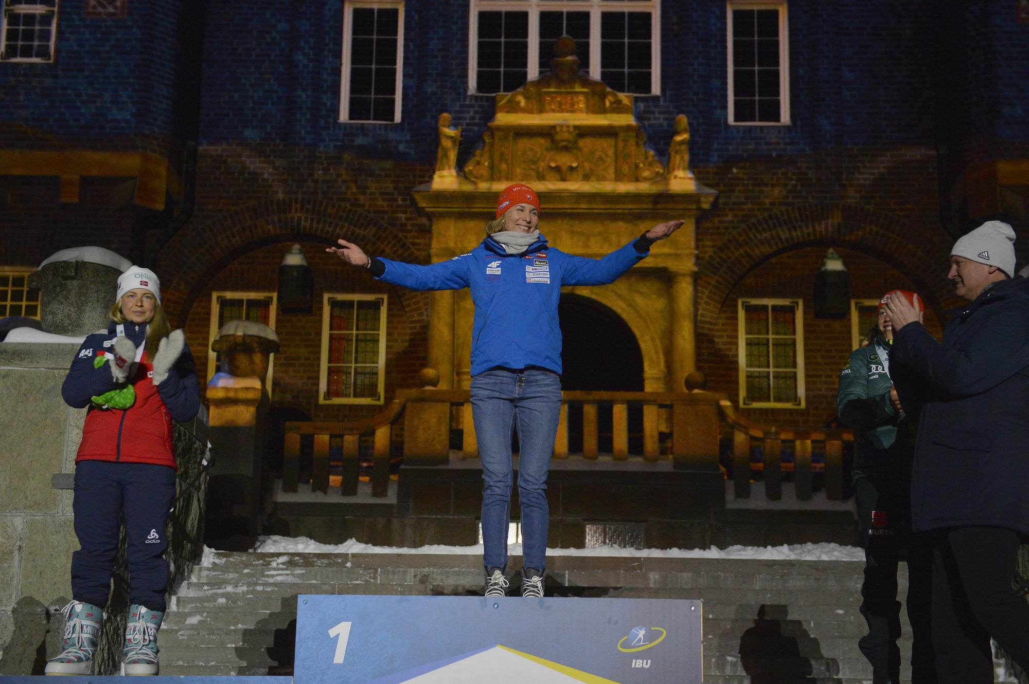 Anastasia Kuzminová (uprostred) sa usmieva počas medailového ceremoniálu, kde si prevzala zlatú medailu za prvé miesto v šprinte žien na 7,5 km na majstrovstvách sveta.