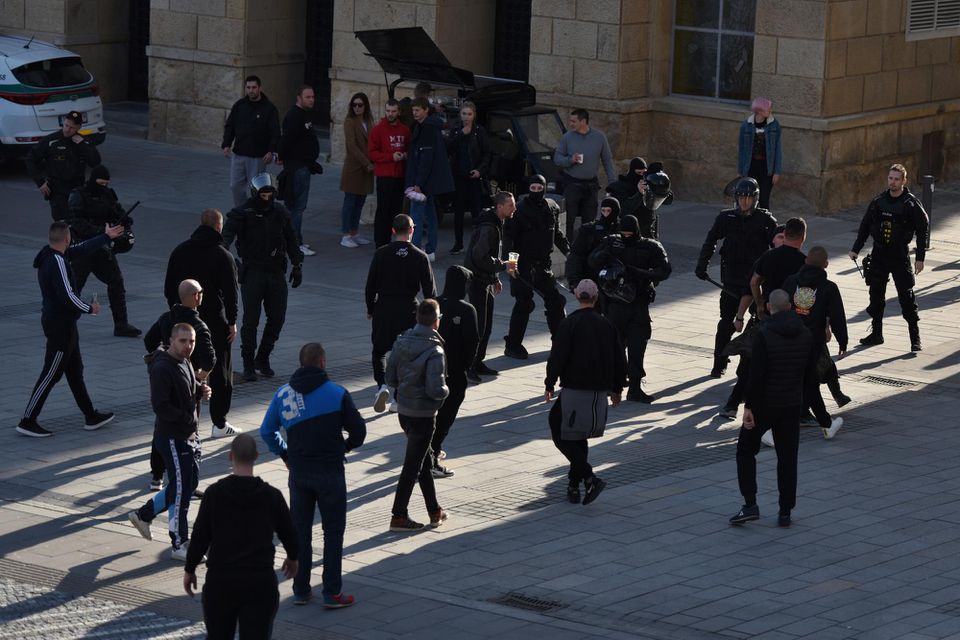 Na snímke polícia usmerňuje skupinu fanúšikov  pred kvalifikačným futbalovým zápasom E-skupiny na EURO 2020 Slovensko - Maďarsko.