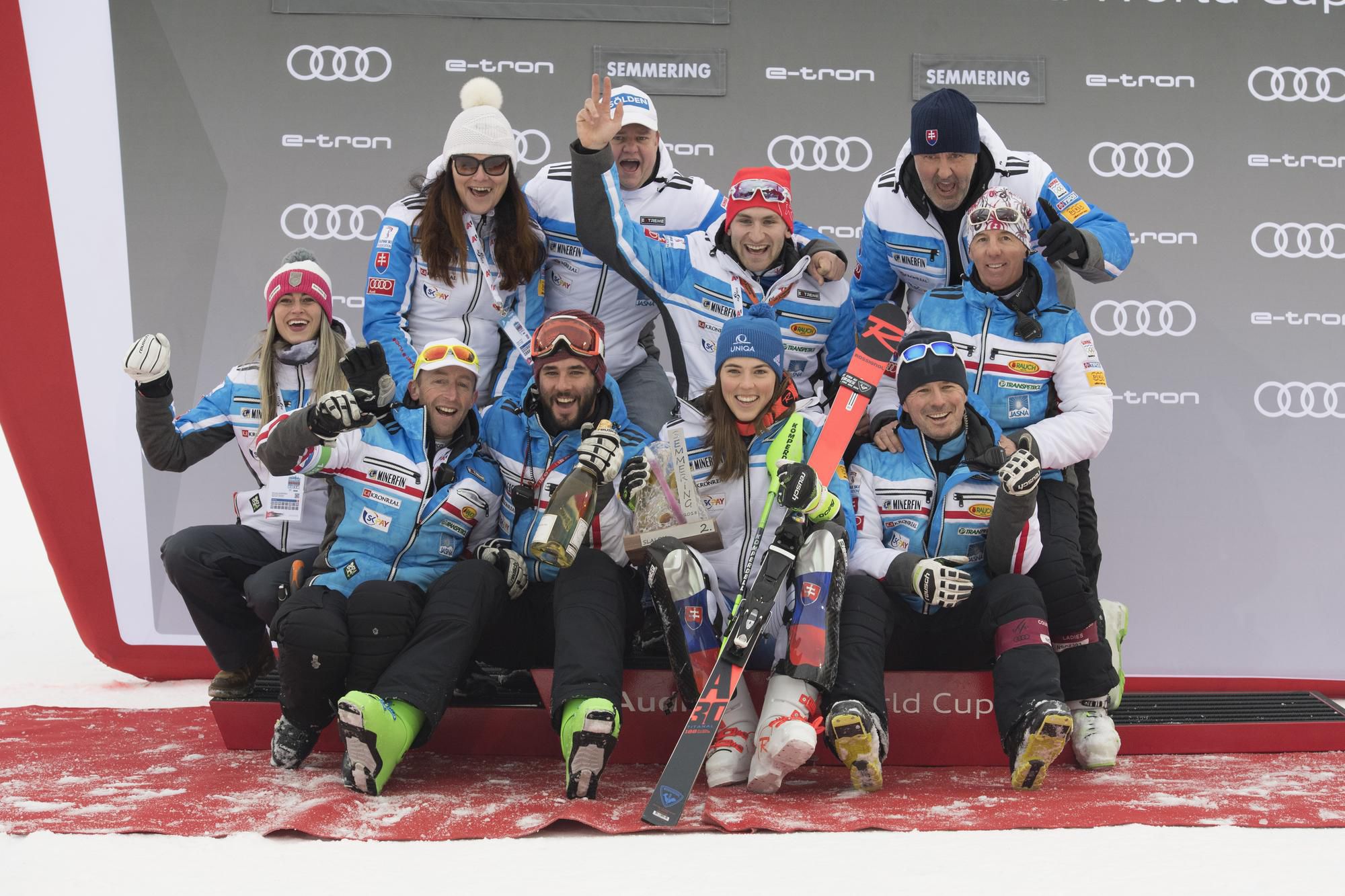 Slovenská lyžiarka Petra Vlhová (dolný rad druhá vpravo) sa teší s členmi svojho tímu a príbuznými.