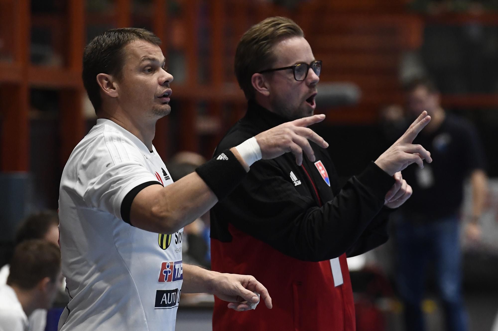 Tréner hádzanárskej reprezentácie Slovenska Dán Heine Ernst Jensen a vľavo Radoslav Antl.