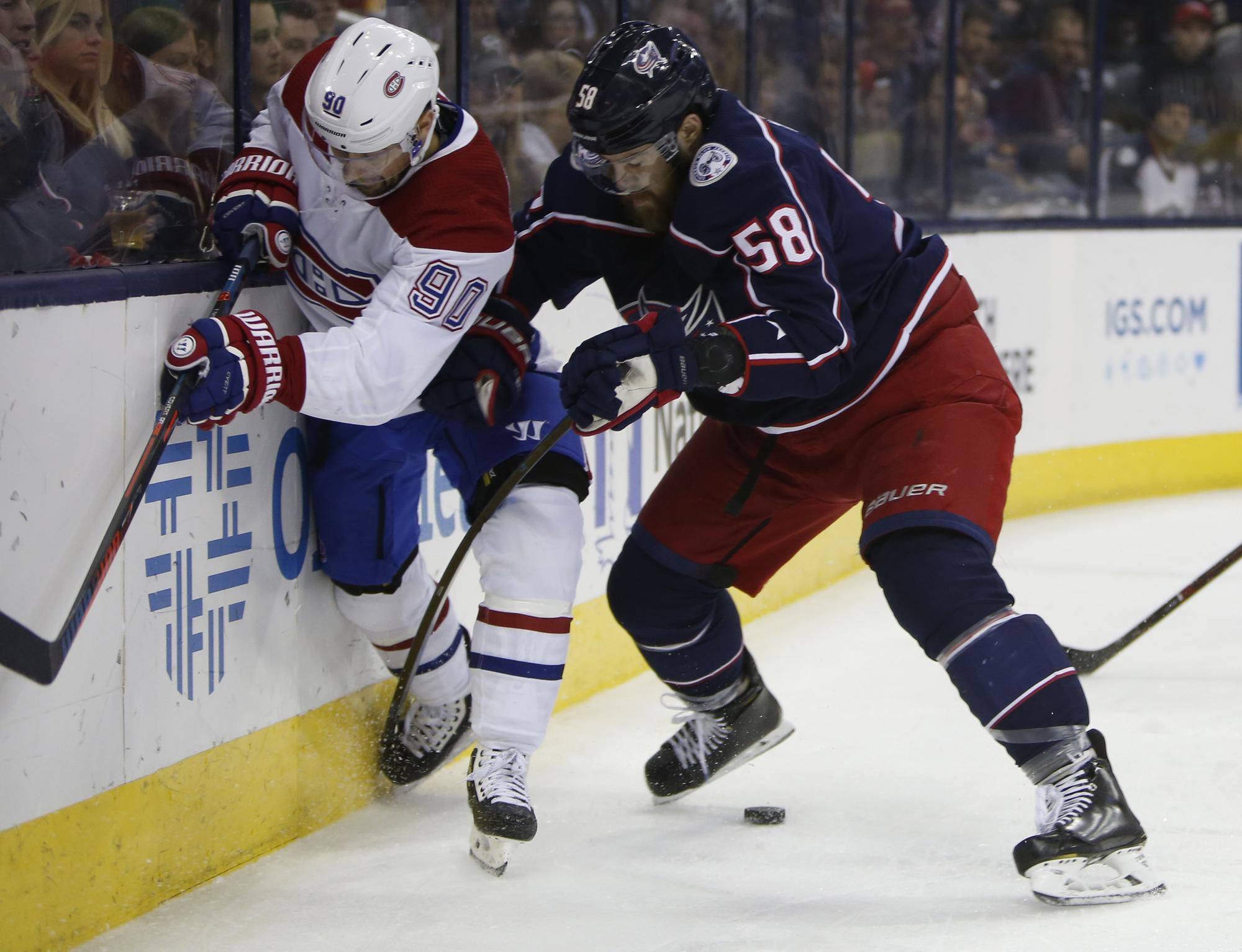 Útočník Montrealu Canadiens Tomáš Tatar v súboji s hráčom Columbusu Blue Jackets.