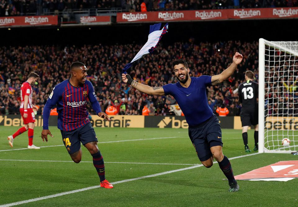Luis Suarez oslavuje gól so spoluhráčom.