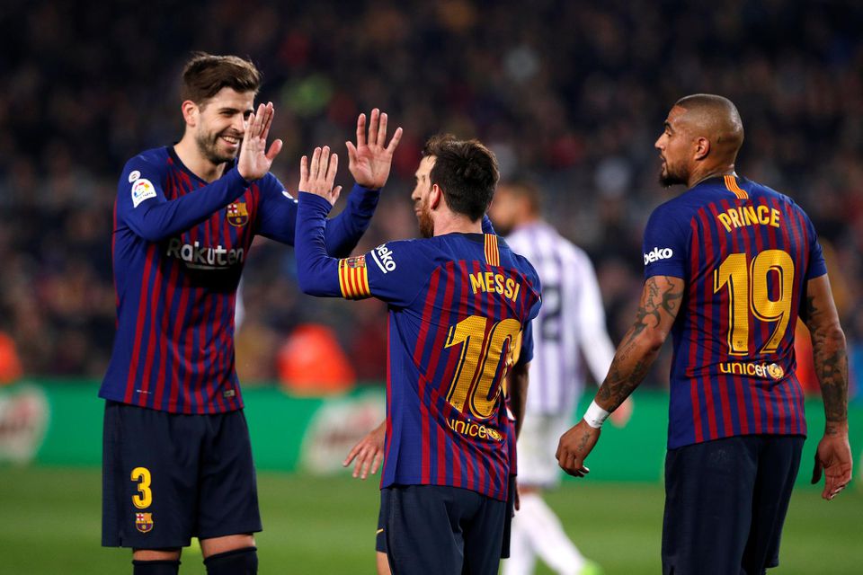 Lionel Messi a Gerard Piqué z FC Barcelona oslavujú gól