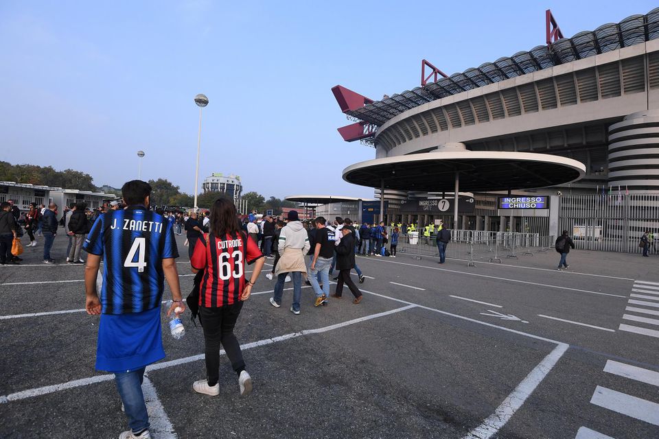 Fanúšikovia počas mestského derby AC Miláno - Inter Miláno.