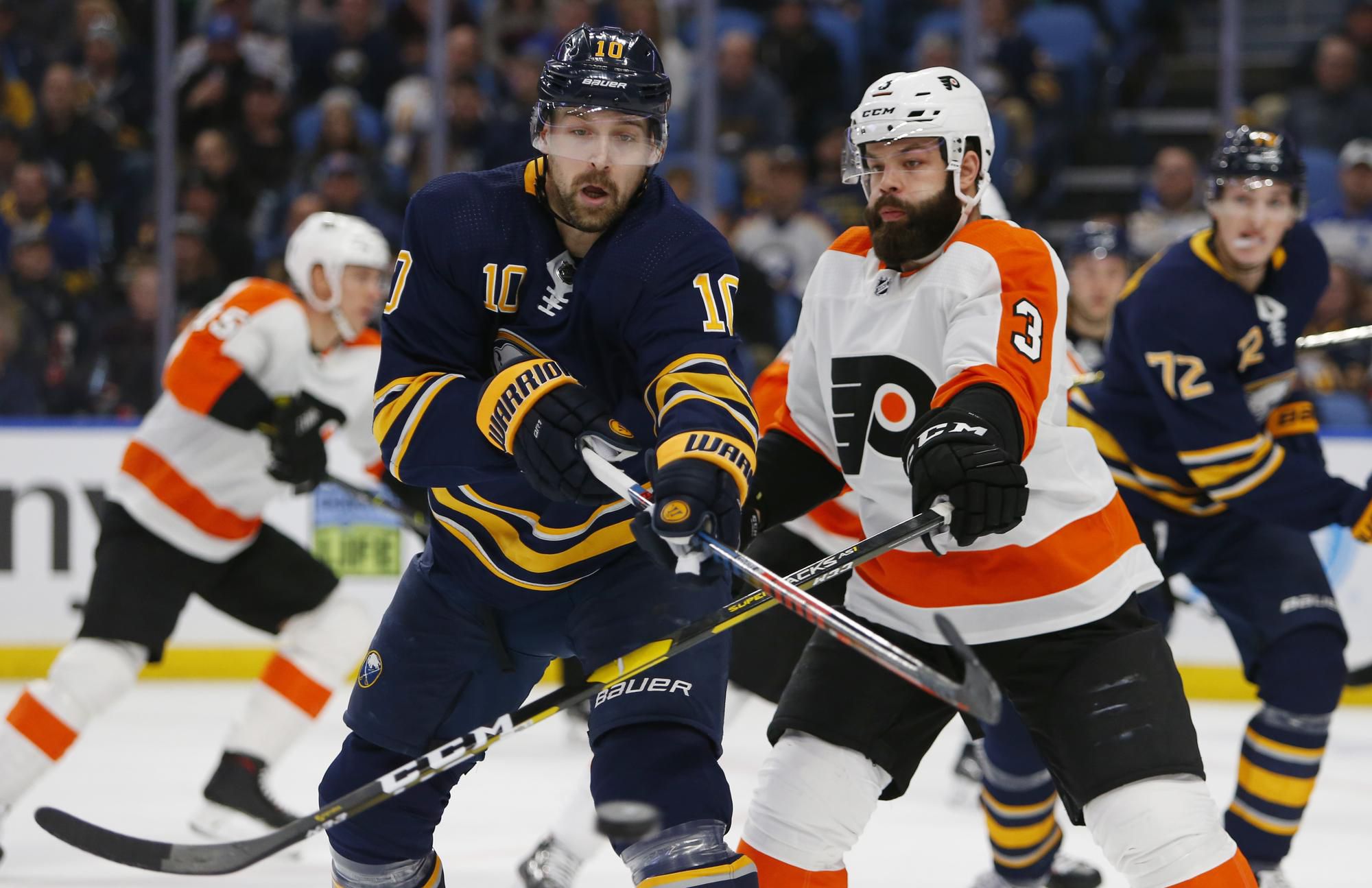 Patrik Berglund (Buffalo Sabres) a Radko Gudas (Philadelphia Flyers).