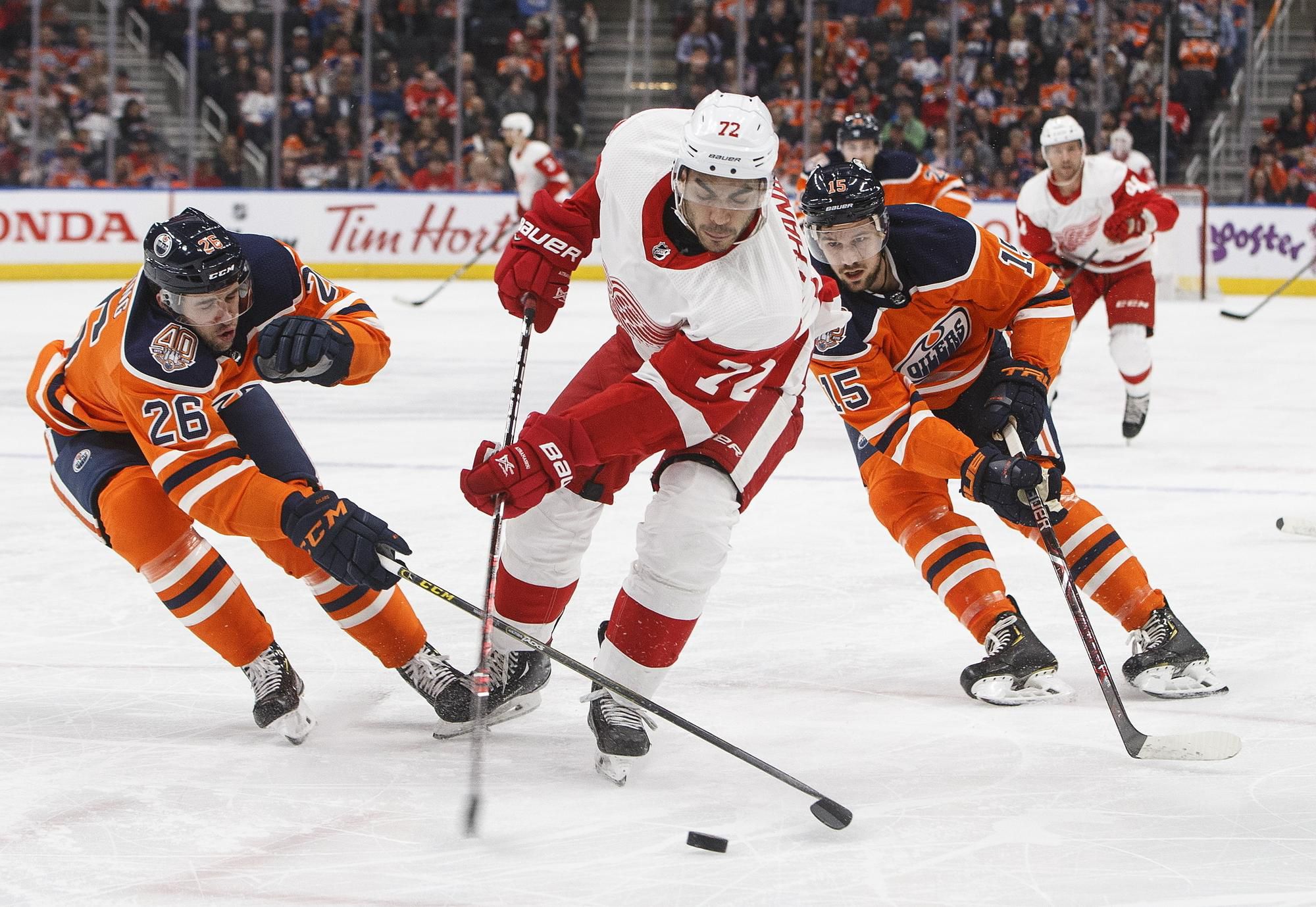 Andreas Athanasiou (Detroit Red Wings), Brandon Manning a Alex Petrovic (obaja Edmonton Oilers).