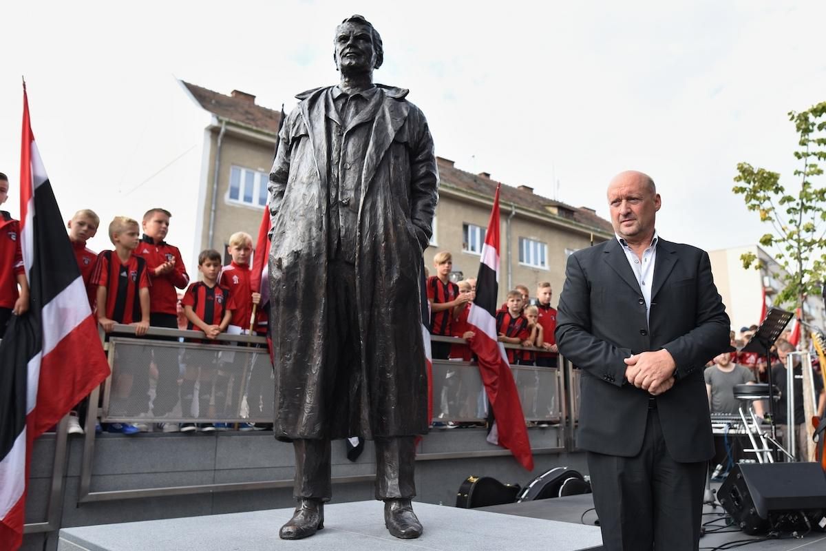 Vladimír Poór počas slávnostného odhaľovania sochy bývalého tnavského futbalistu a trénera Antona Malatinského v Trnave.