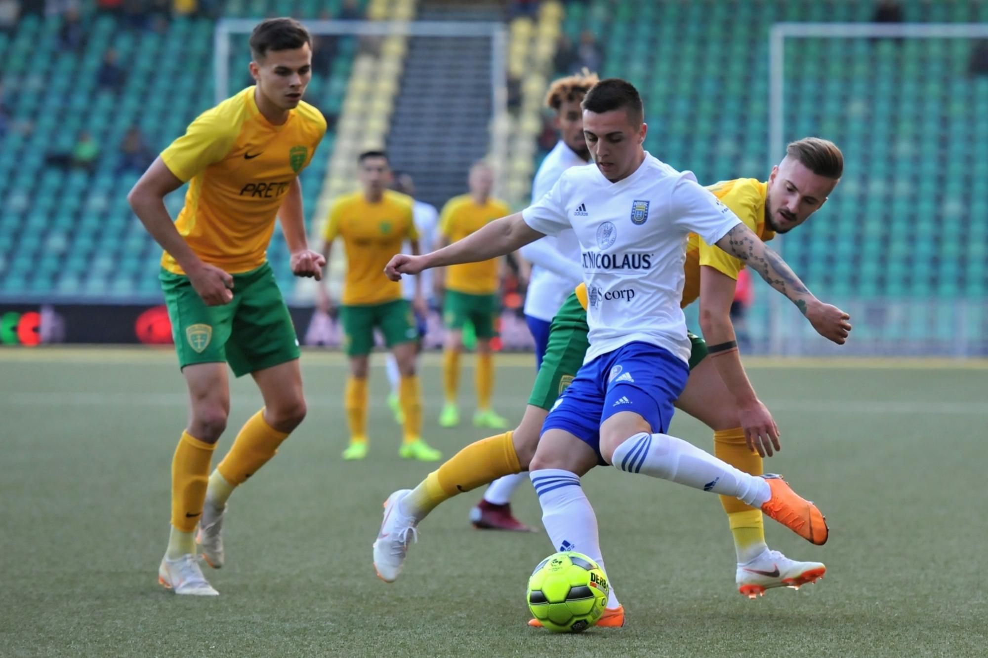 Branislav Sluka, vpravo Michal Škvarka (Žilina) a Stanislav Danko (MFK Zemplín Michalovce).