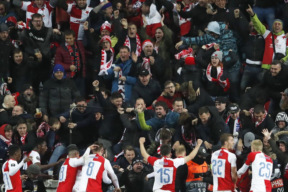 Fanúšikovia Slavie Praha oslavujú s futbalistami