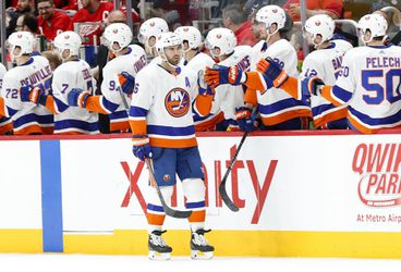 NY Islanders vo zvyšku sezóny bez Ladda, zranenie kolena ho vyradí na päť mesiacov