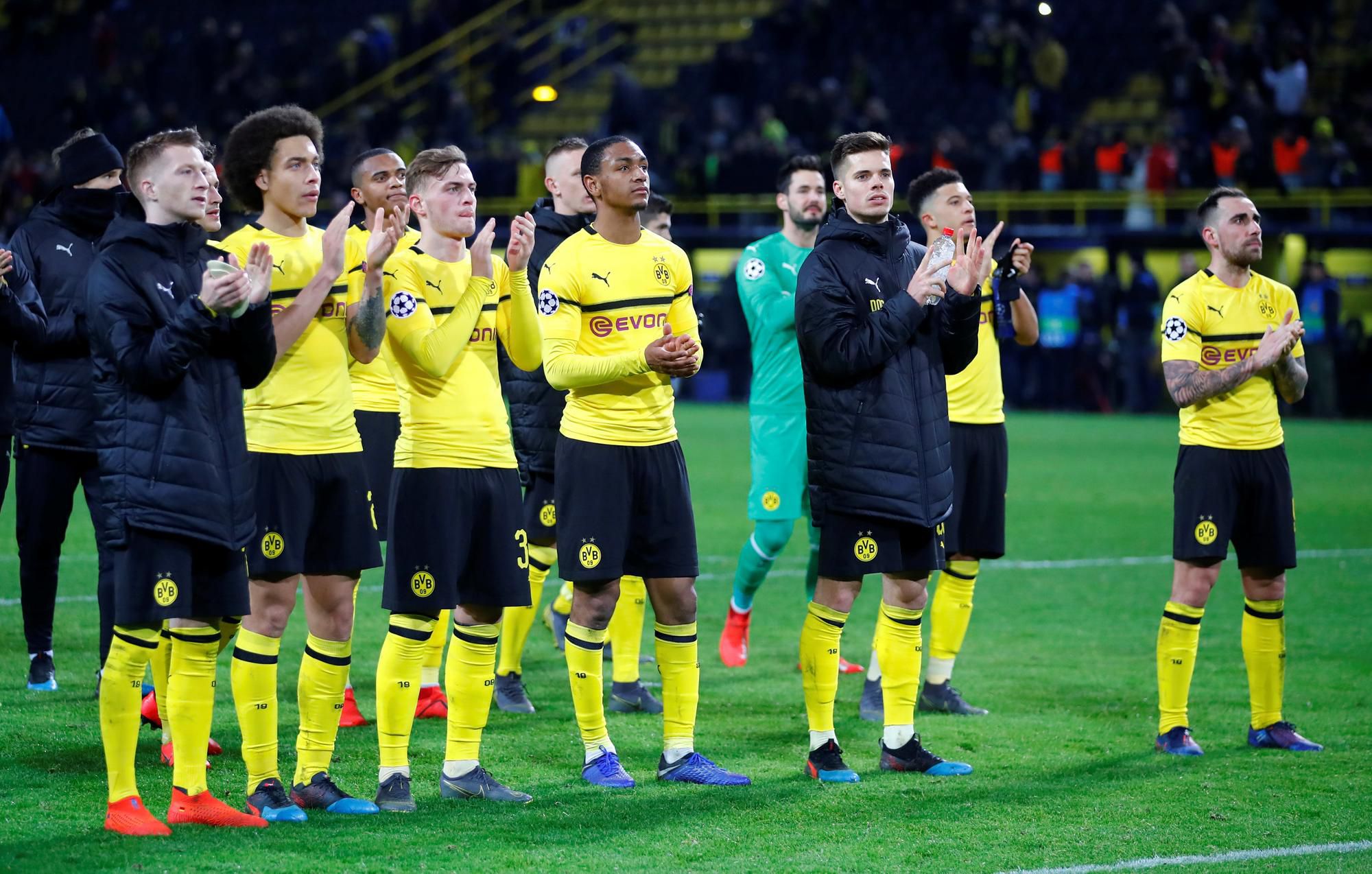 Futbalisti Borussie Dortmund ďakujú fanúšikom