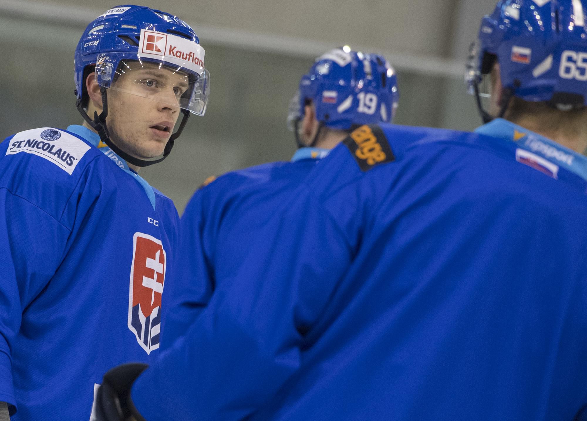 Útočník Adam Liška počas tréningu na zraze hokejovej reprezentácie Slovenska.