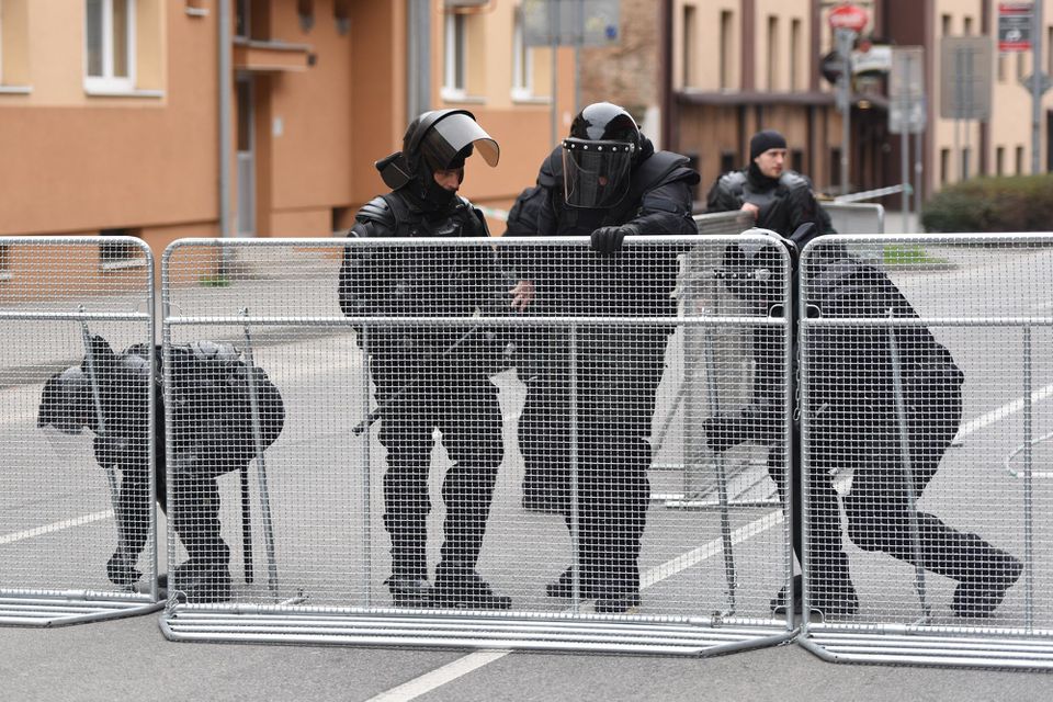 Na snímke policajti pripravujú zátarasy v Trnave.