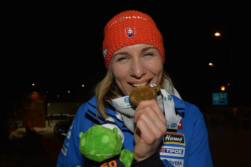 Slovenská biatlonistka Anastasia Kuzminová pózuje počas medailového ceremoniálu.