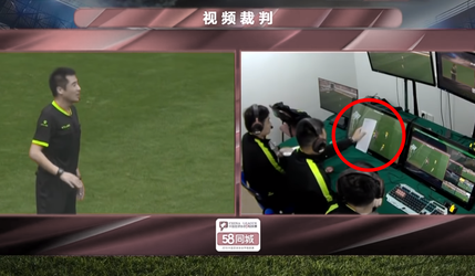 Futbalová technológia VAR už prenikla aj do Číny. Ofsajd merajú kusom papiera a chybne