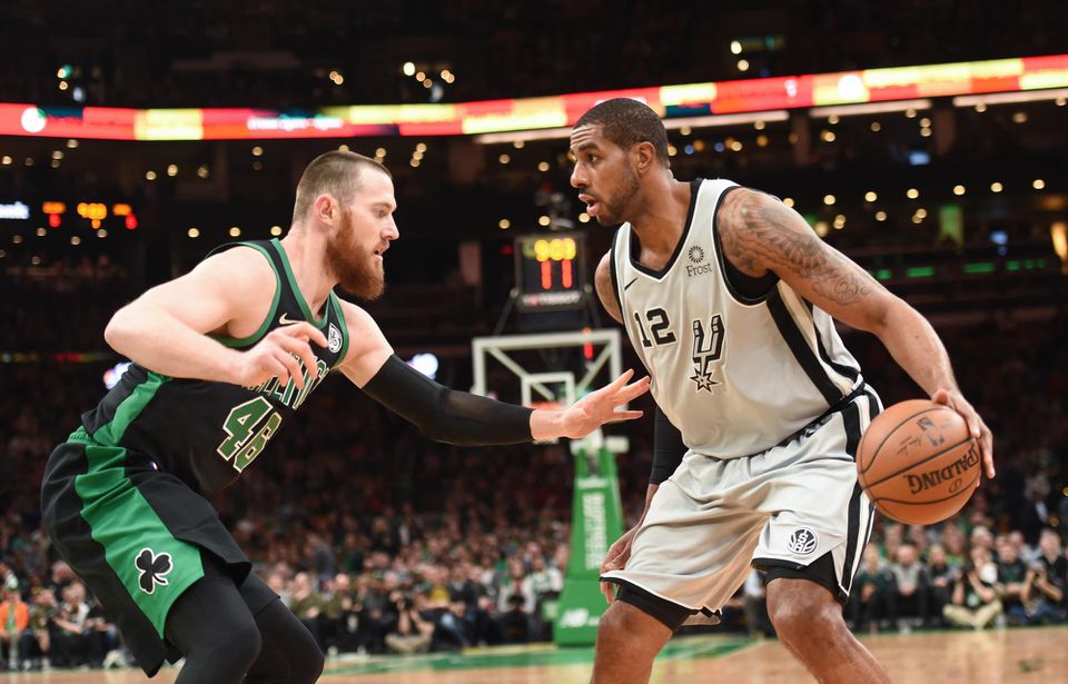 LaMarcus Aldridge (San Antonio Spurs) a Aron Baynes (Boston Celtics).