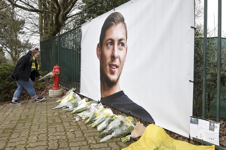 kvety položené pred obrovským plagátom argentínskeho futbalistu Emiliana Salu pred tréningovým kempom FC Nantes