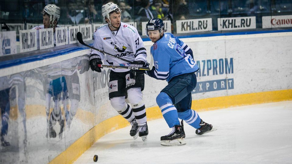 Evgeny Ryasensky z Traktor Čeľabinsk a Rudolf Červený z HC Slovan Bratislava.