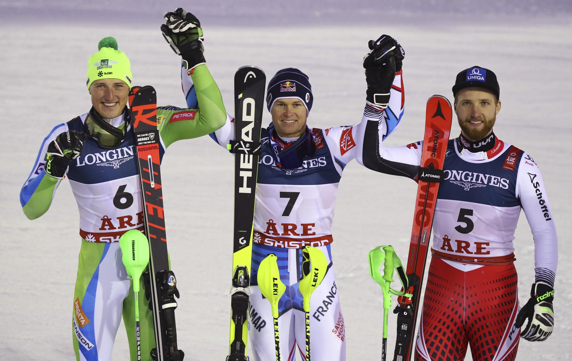 Alexis Pinturault (uprostred) sa teší po zisku titulu majstra sveta v alpskej kombinácii