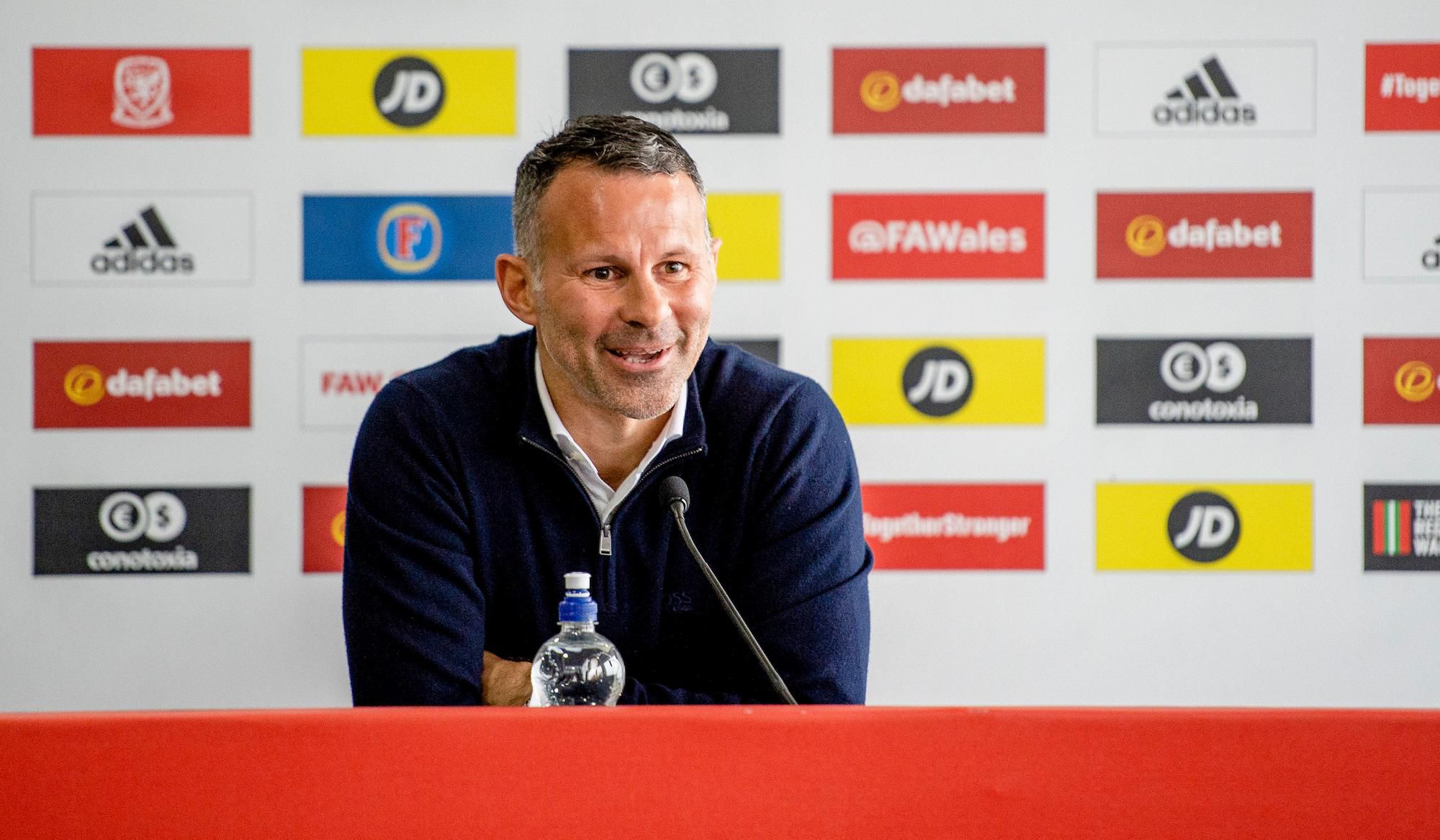 Tréner Walesu Ryan Giggs na tlačovej konferencii.