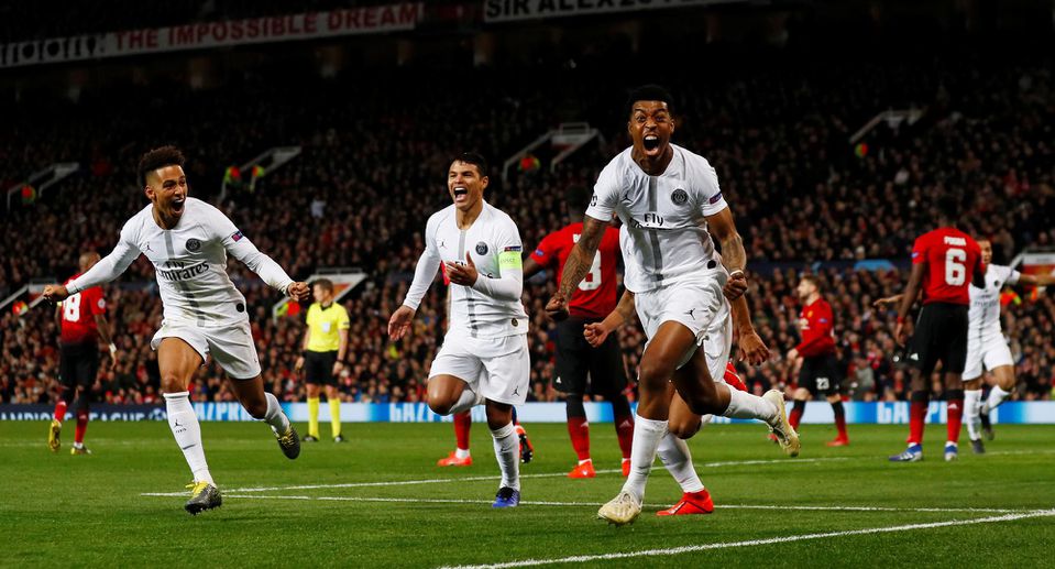 Futbalisti PSG oslavujú gól do siete Manchestru United