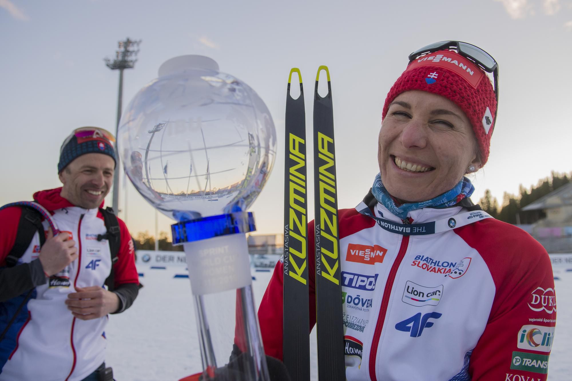 Slovenská biatlonistka Anastasia Kuzminová s manželom Danielom a malým krištáľovým glóbusom.