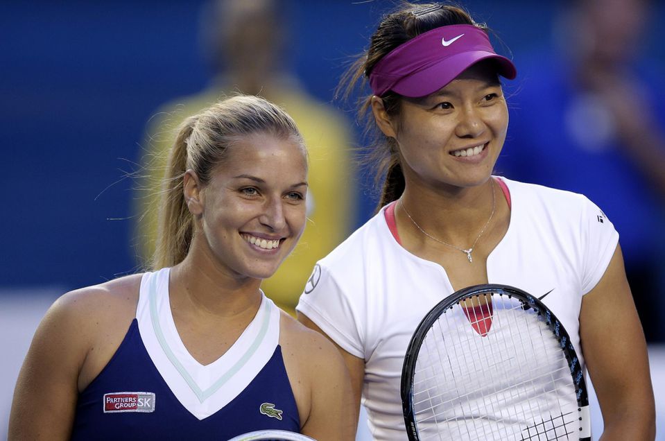 Čínska tenistka Na Li (vpravo) a slovenská tenistka Dominika Cibulková.