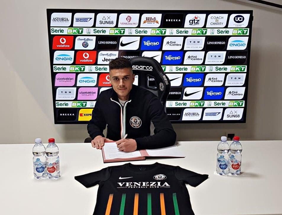 Róbert Mazáň podpisuje zmluvu s FC Benátky.