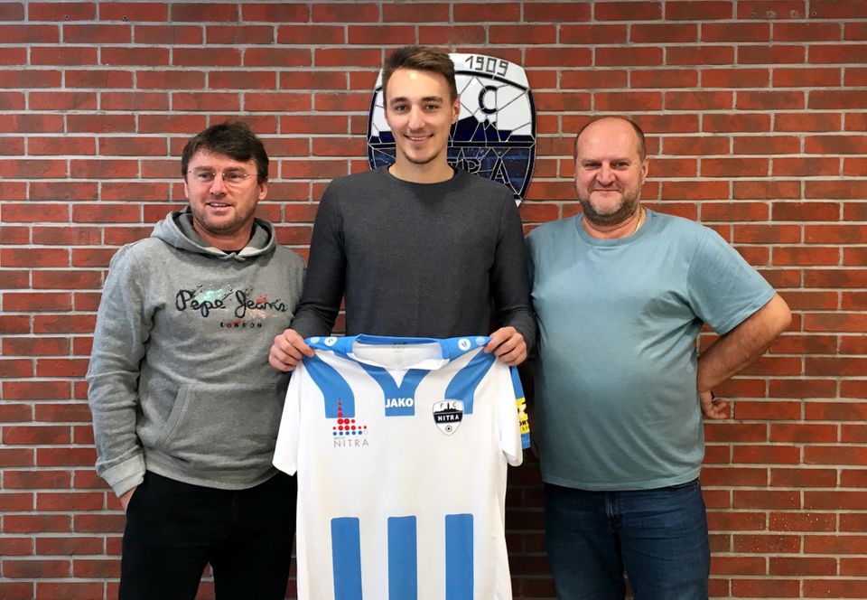 Slovenský fortunaligový klub FC Nitra podpísal zmluvu na jeden a pol roka so srbským futbalovým útočníkom Nemanjom Sokovičom.