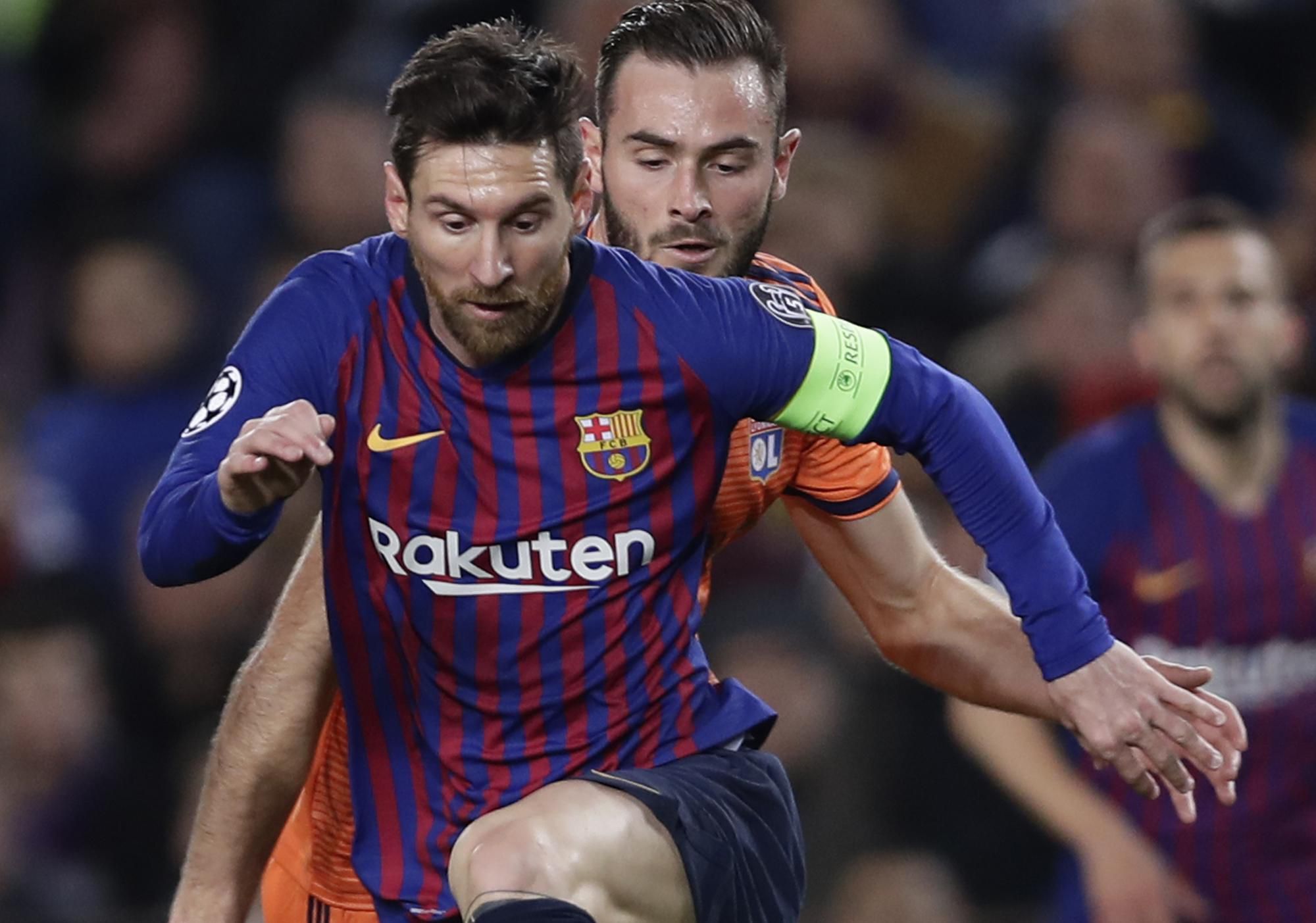 Leo Messi (FC Barcelona) a Lucas Tousart (Lyon).