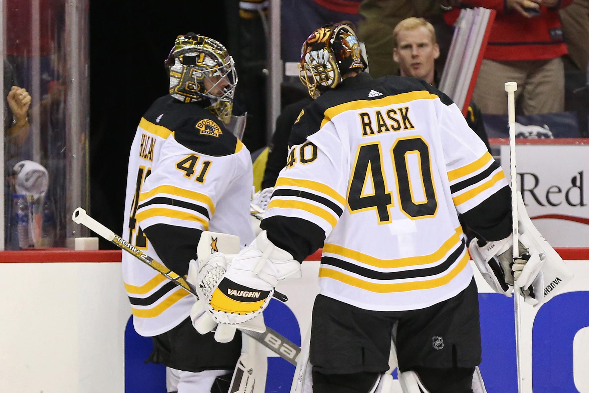 Jaroslav Halák strieda v bráne Bostonu Bruins Tuukku Raska