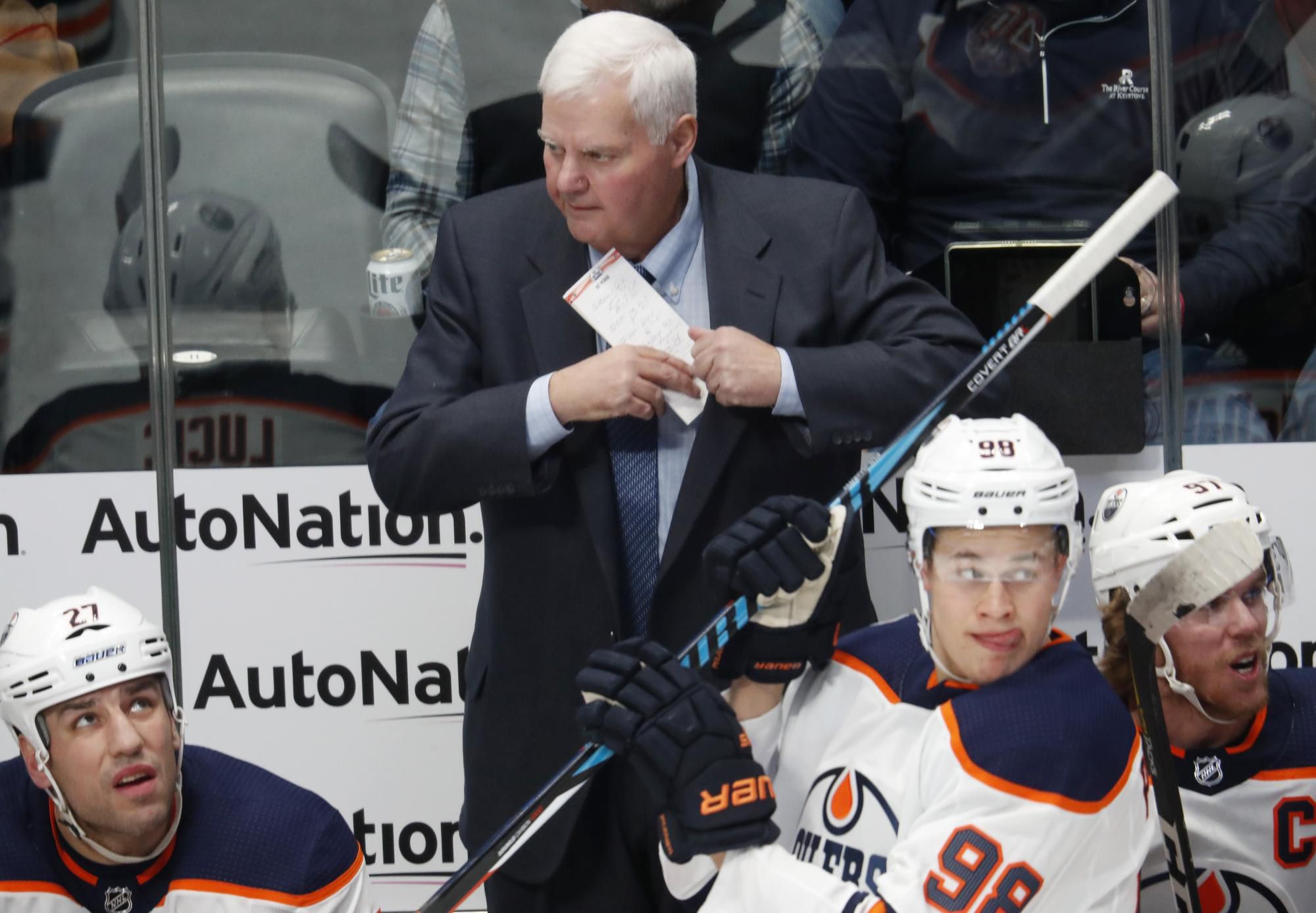 Tréner Edontonu Oilers Ken Hitchcock.