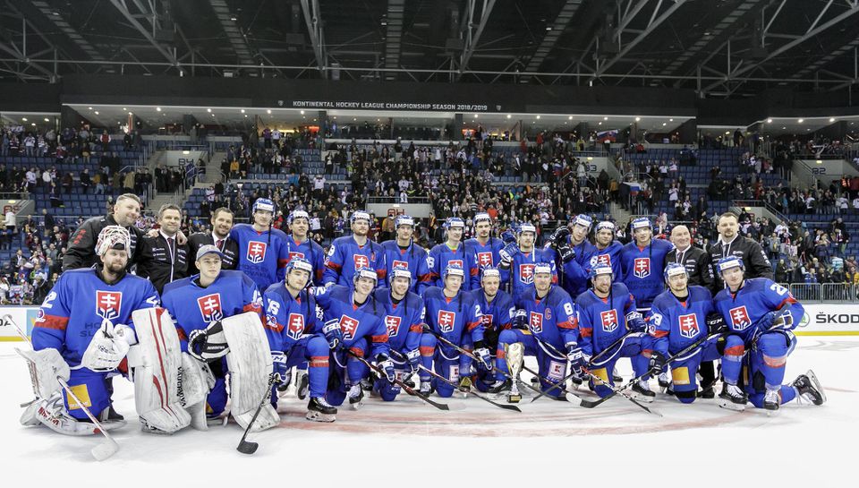 Slovenský hokejový tím s trofejou po víťazstve nad Olympijským tímom Ruska v zápase hokejového turnaja Kaufland Cup.