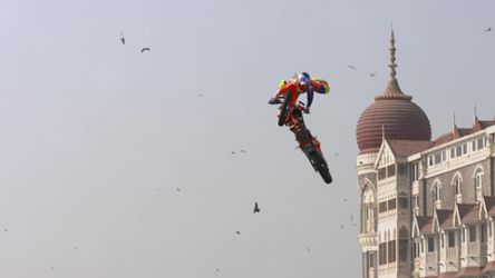 Motocyklisti sa premenili na supermanov priamo pred Bránou Indie v Bombaji