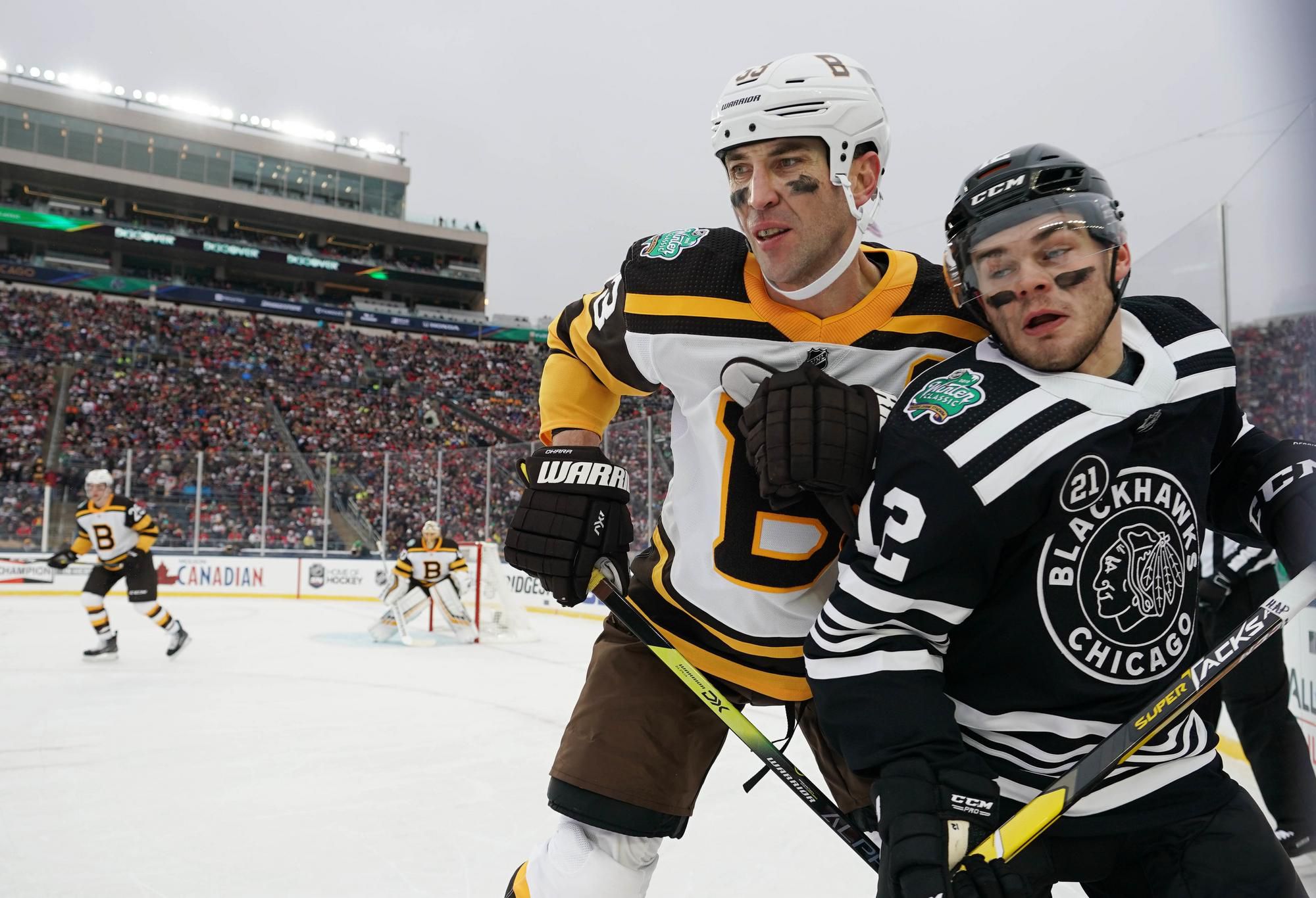 Zdeno Chára v zápase Winter Classic proti Chicagu