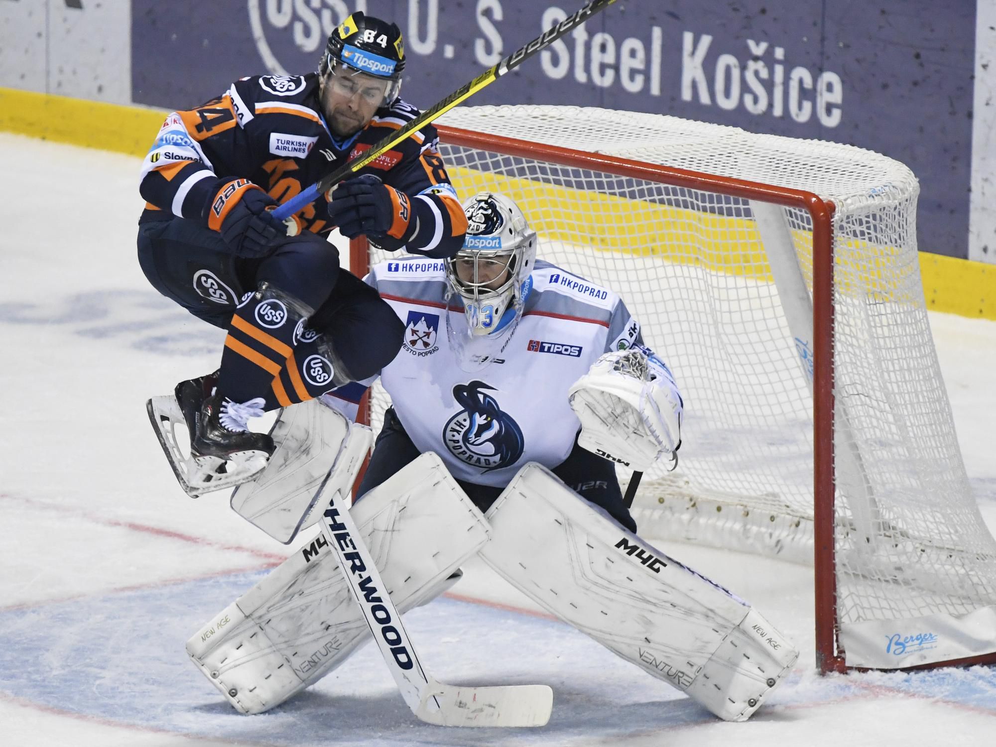 Igor Ignaťuškin (Košice) a brankár Tomáš Vošvrda (Poprad).