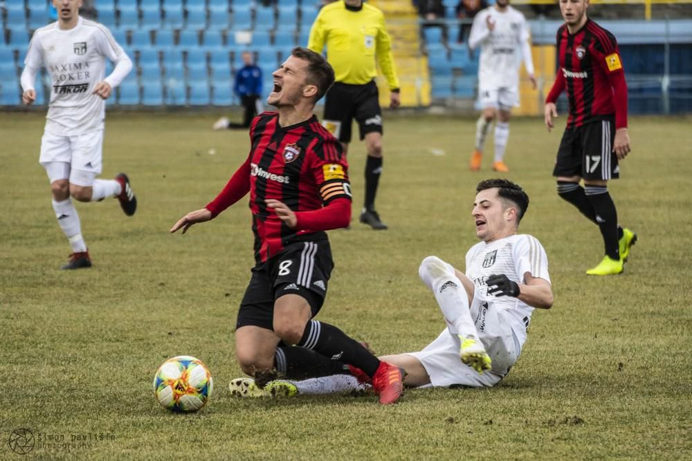 Erik Grendel v súboji s hráčom FC Košice.