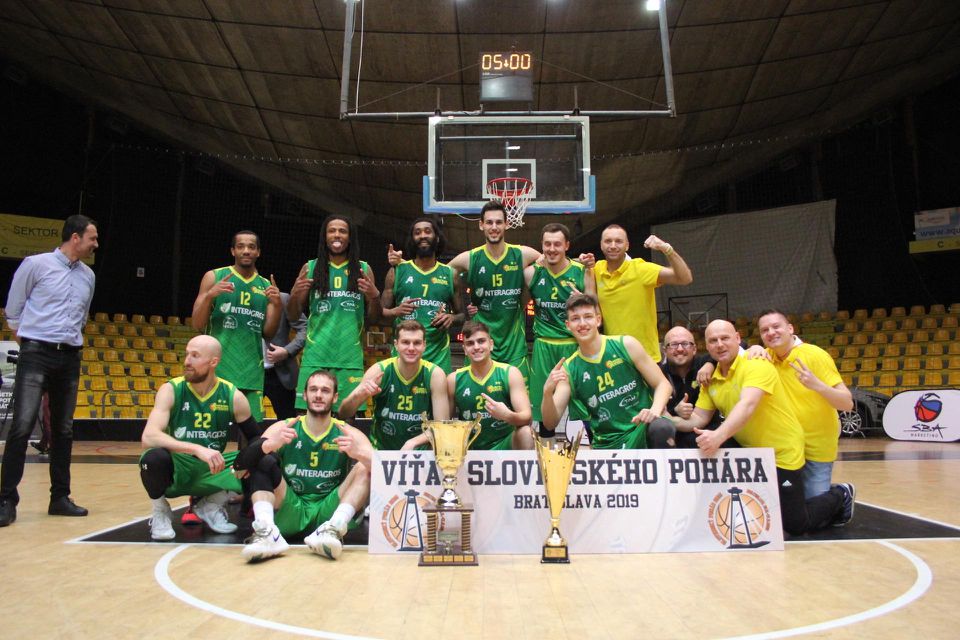 víťazný tím BK Levickí Patrioti počas odovzdávania trofeje Slovenského pohára mužov