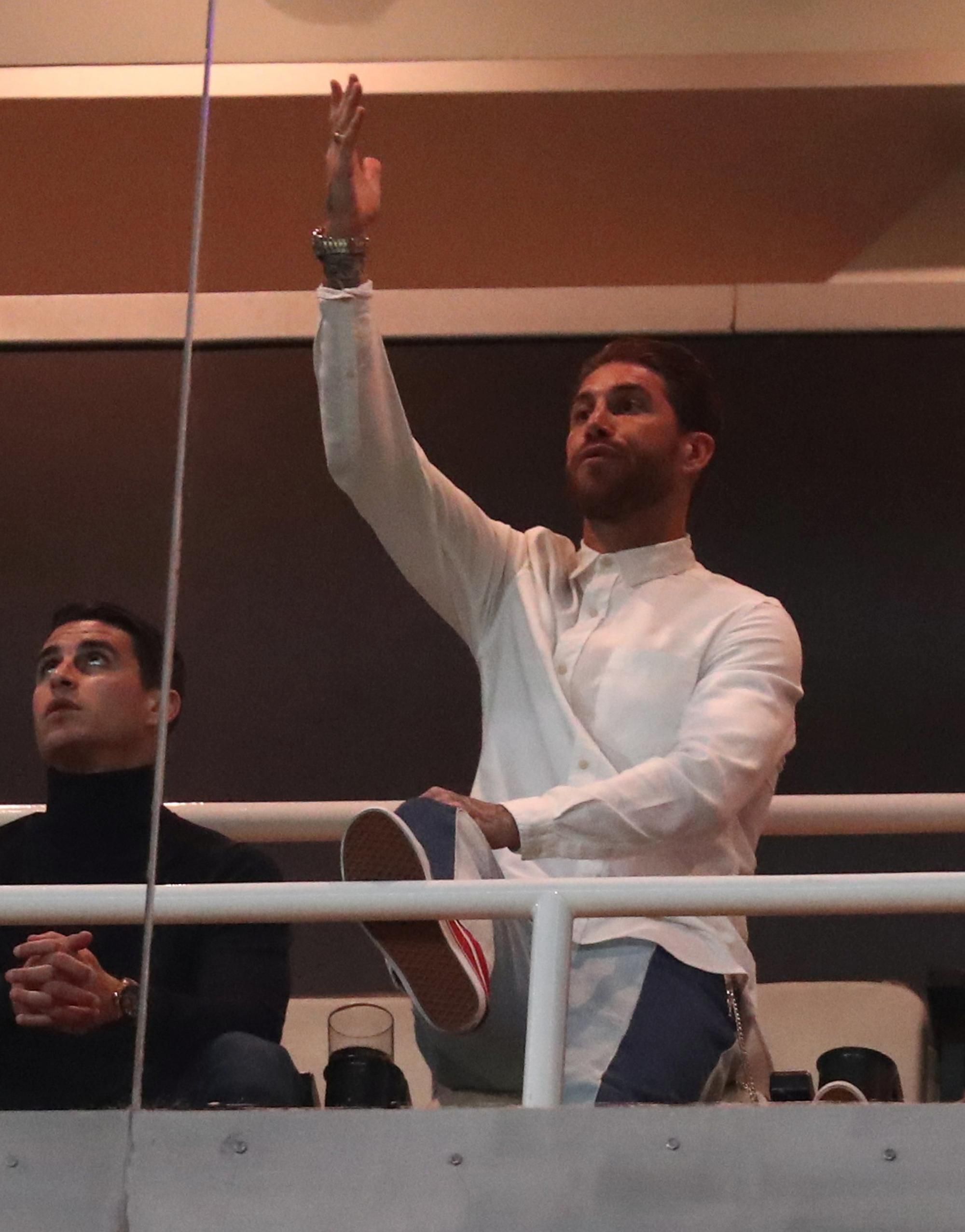 Sergio Ramos sledoval potupu Realu Madrid len z tribúny.