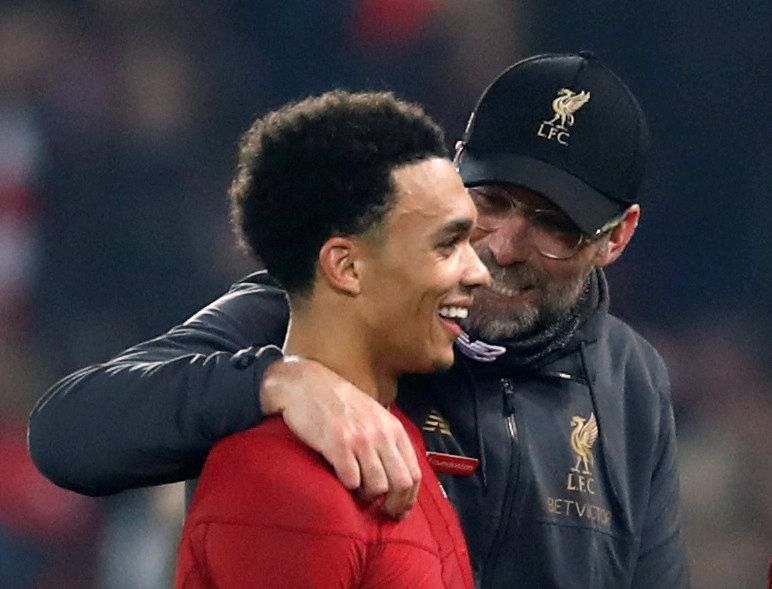 Tréner LFC Jurgen Klopp a Trent Alexander-Arnold