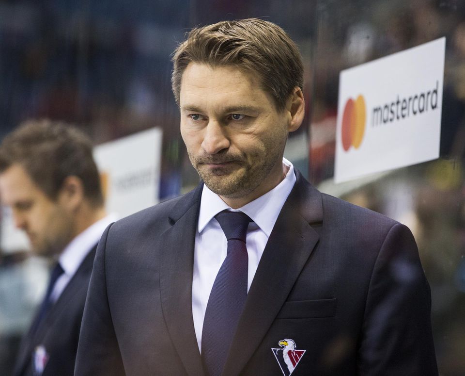 Tréner Vladimír Országh (HC Slovan).