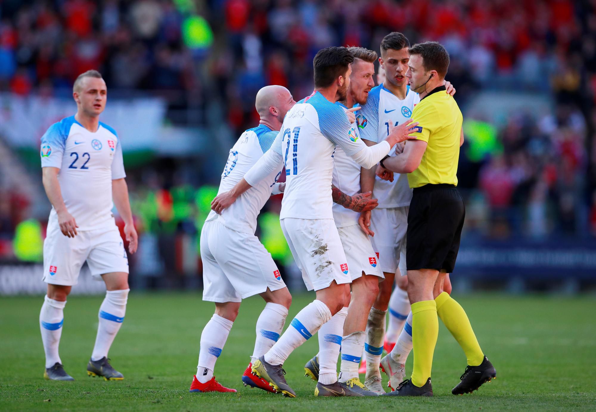 Nervózni slovenskí futbalisti v zápase s Anglickom.