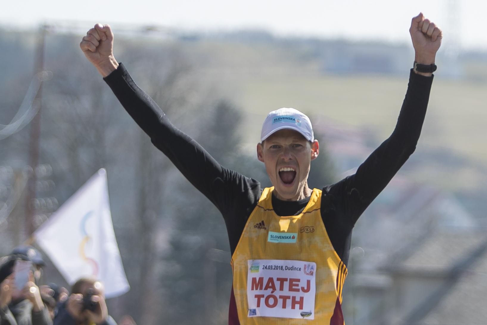 Slovenský chodec Matej Tóth sa teší po triumfe na 37. ročníku Dudinskej päťdesiatky.